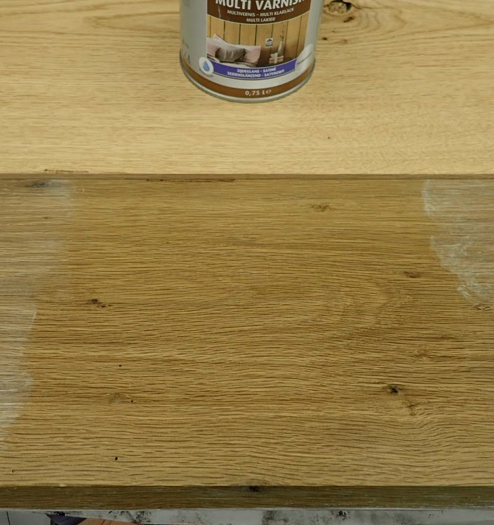 Hout lakken met kleurloze lak van de