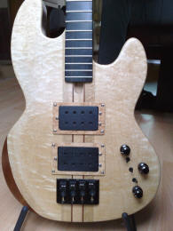 Bassgitaar met op van Birds Eye Maple / gemosteerd Esdoorn / vogelaugen Ahorn