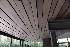 Spoeltman-plafond-zwart-mdf-met-noten-gefineerd